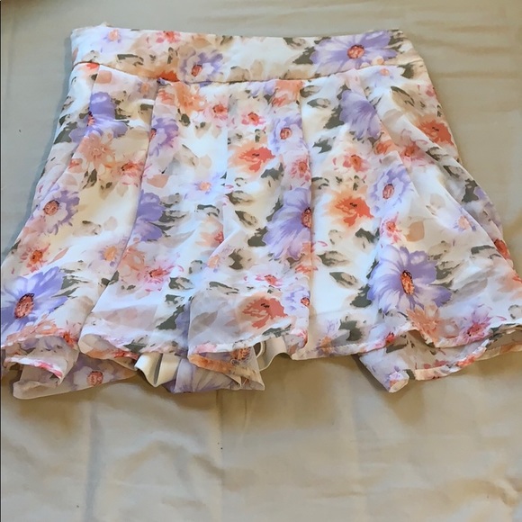 Floral fabric shorts - Picture 1 of 3